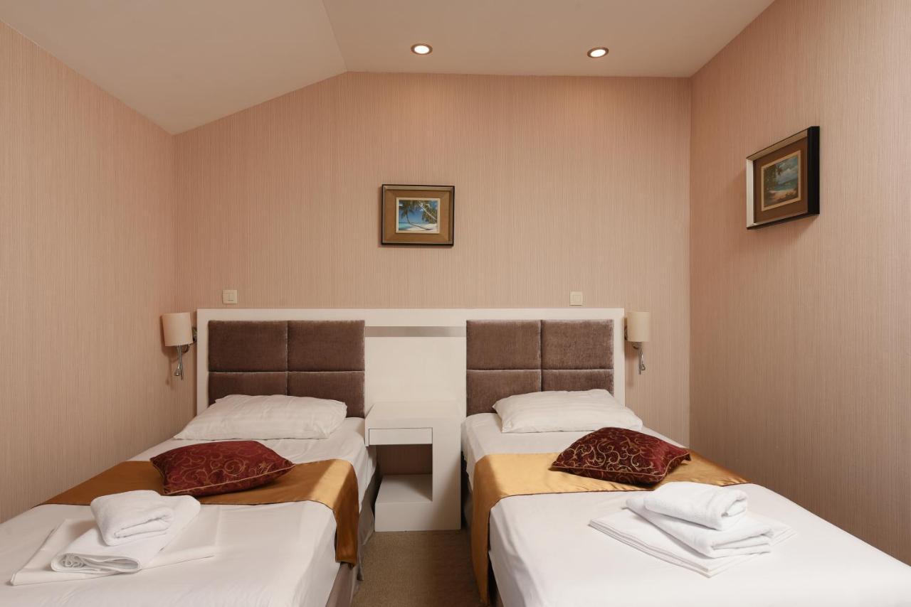 Family Hotel Zane Pag Town Bagian luar foto